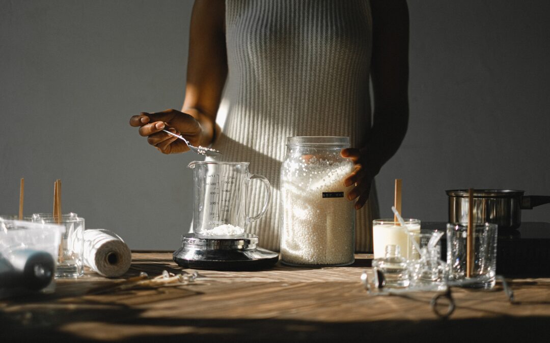 Mujer con bestido blanco pesando ingredientes - foto de Anna Shvets en Pexels