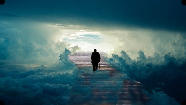 Hombre caminando en el horizonte hacia el cielo