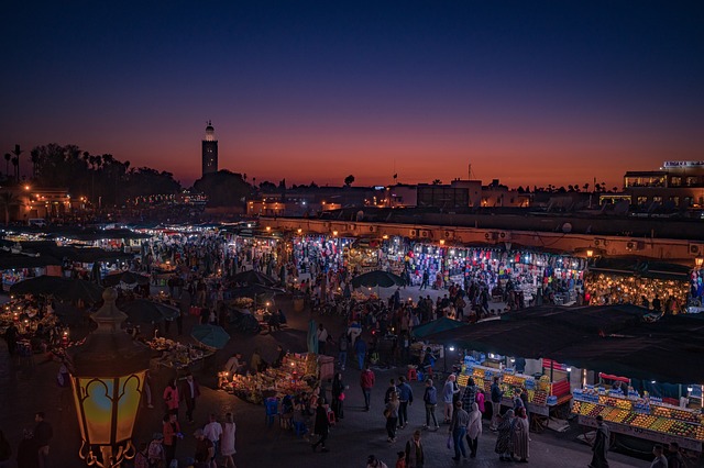 Foto nocturna del Mercado de Marrakech en Marruecos